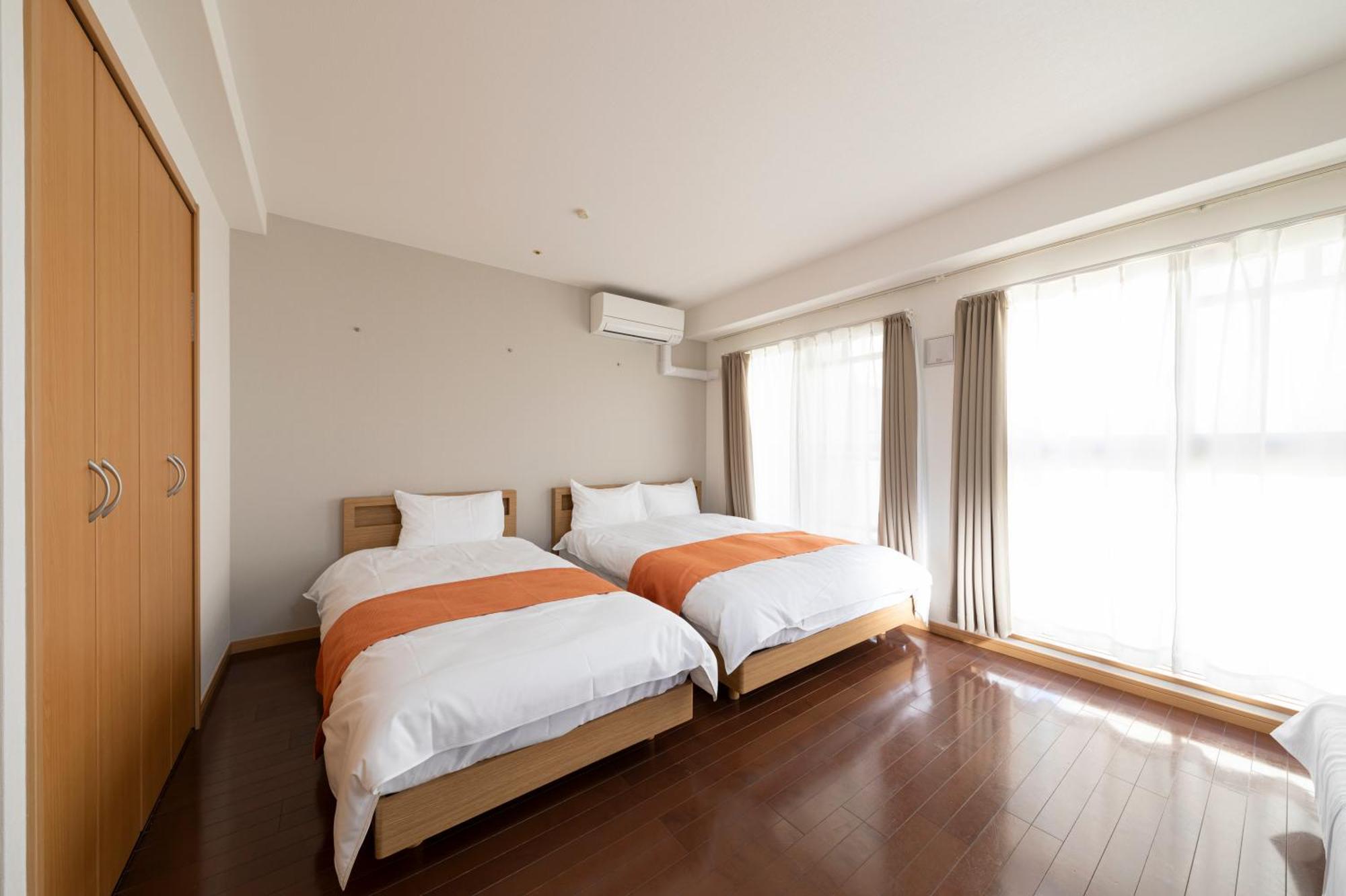 クリスタルコート難波 Apartemen