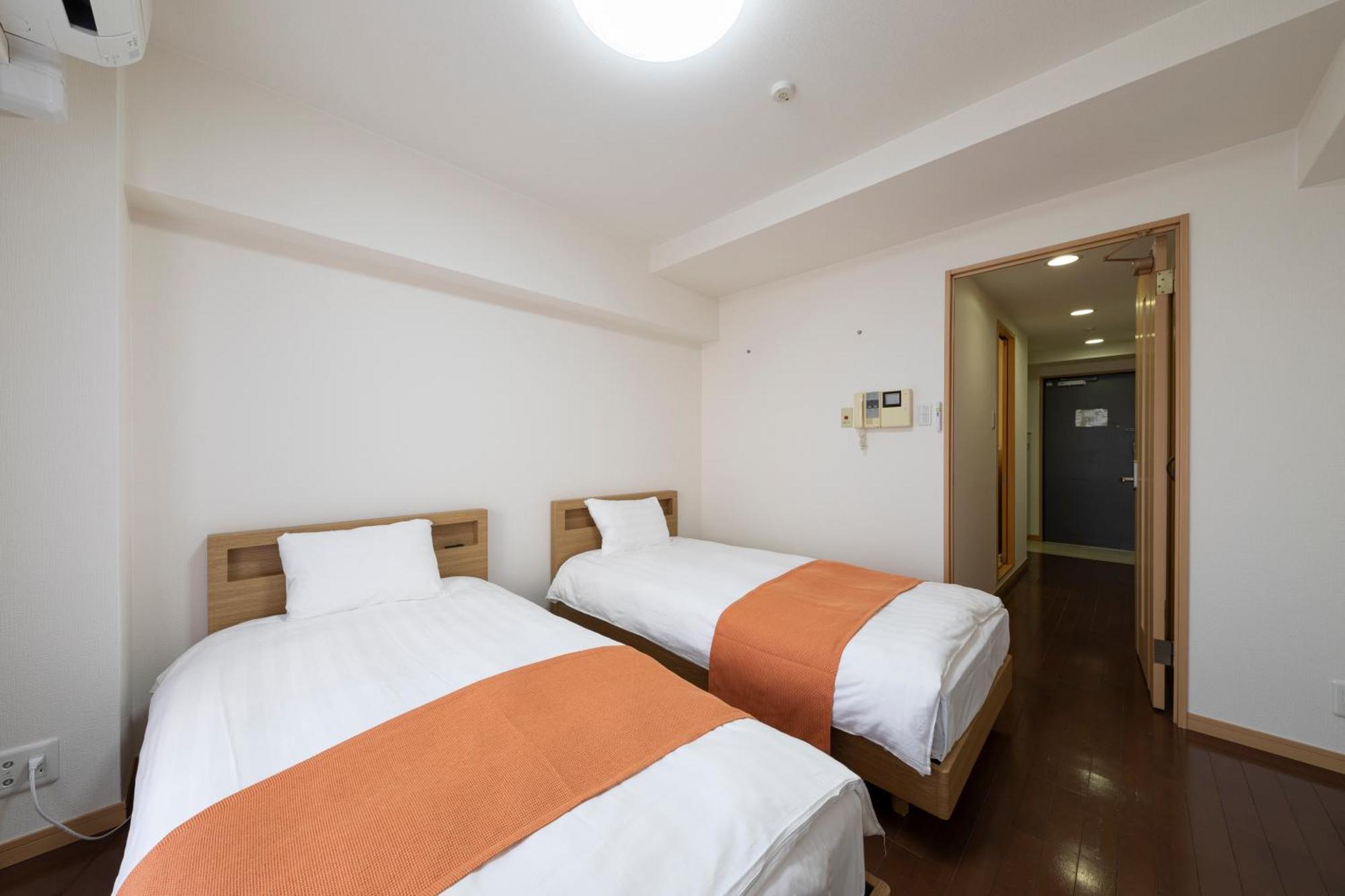 クリスタルコート難波 Apartemen